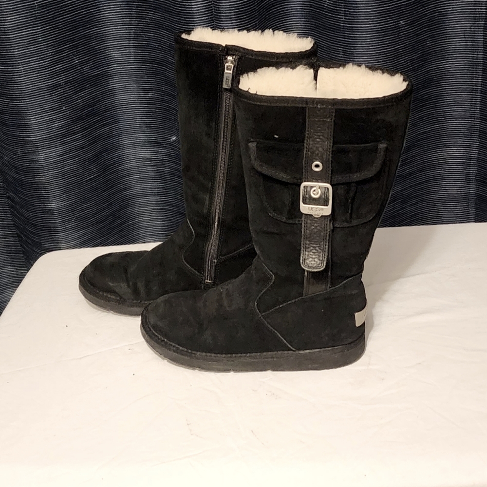 UGG BOOTS SIZE 8